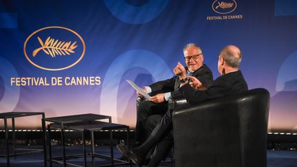 Le délégué général du Festival de Cannes, Thierry Frémaux, et son président Pierre Lescure (de dos) ont annoncé le 3 juin 2020, à Paris, la sélection officielle de la 73e édition. (SERGE ARNAL / STARFACE)