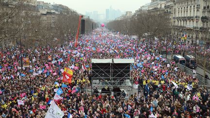 Des centaines de milliers d'opposants au mariage des homosexuels r&eacute;unis &agrave; Paris, le 24 mars 2013. (ERIC FEFERBERG / AFP)