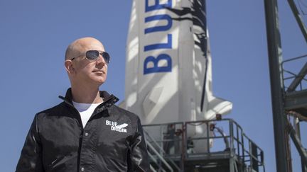 Le millardaire américain Jeff Bezos, fondateur de Blue Origin, aux abords de la base de décollage de sa fusée New Shepard, dans le Texas (Etats-Unis), le 24 avril 2015. (BLUE ORIGIN / AFP)