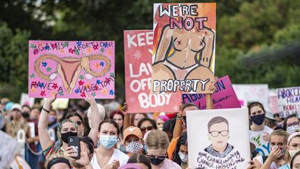 Des manifestants défilent contre la loi anti-avortement au Texas, le 2 octobre 2021, à Austin (Texas, Etats-Unis). (SERGIO FLORES / AFP)