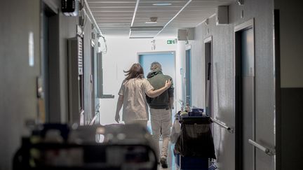 Une infirmière accompagne un patient dans sa chambre au Centre Hospitalier de Perpignan (Pyrénées-Orientales), 26 janvier 2021. (IDHIR BAHA / HANS LUCAS / AFP)