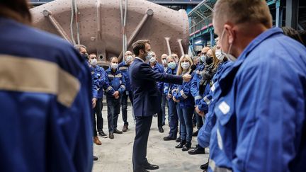 Emmanuel Macron s'entretient avec les salariés du site de&nbsp;production de GE Steam Power System pour ses systèmes de turbines nucléaires à Belfort, le 10 février 2022. (JEAN-FRANCOIS BADIAS / POOL / AFP)