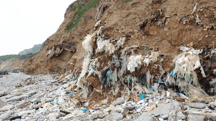 Les déchets sont littéralements intégrés à la falaise. (BENJAMIN MATHIEU / FRANCEINFO)