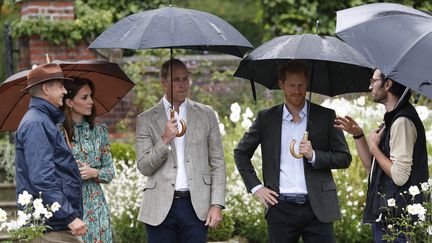 Harry, William et Kate au&nbsp;jardin blanc éphémère&nbsp;du&nbsp;palais de&nbsp;Kensington, à Londres, le 30 août 2017 (KIRSTY WIGGLESWORTH / AFP)