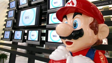 Un stand Nintendo avec la mascotte de la marque, Mario, lors d'une foire &agrave; Tokyo (Japon) le 25 janvier 2007. (YOSHIKAZU TSUNO / AFP)