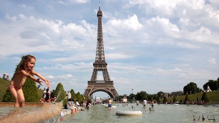 Une enfant joue dans la fontaine du Trocadéro, à Paris, le 27 mai 2017. (GEOFFROY VAN DER HASSELT / AFP)