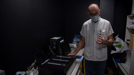 Le professeur Pierre-Edouard Fournier, chercheur au sein de l'HU&nbsp;Méditerranée, à Marseille (Bouches-du-Rhône), le 11 janvier 2021. (CHRISTOPHE SIMON / AFP)