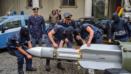 Des policiers italiens saisissent un missile air-air, lors d'une opération dans le milieu de l'extrême droite, à Turin, lundi 15 juillet 2019.&nbsp; (POLIZIA DI STATO / AFP)