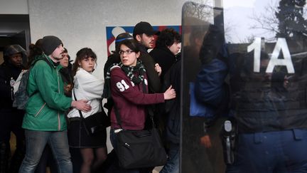 Des CRS interviennent à l'université de Nanterre (Hauts-de-Seine), le 9 avril 2018. (CHRISTOPHE ARCHAMBAULT / AFP)