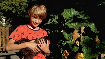 Constant, 8 ans, dans son jardin à Lyon en septembre 2019. (MATHILDE IMBERTY / FRANCEINFO)