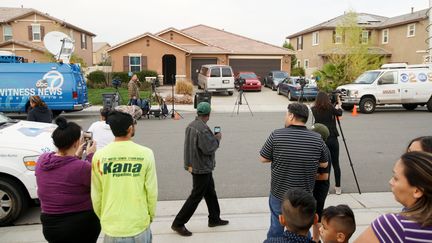 Les badauds devant la maison des Turpin, en Californie, aux États-Unis, le 15 janvier 2018.&nbsp; (SANDY HUFFAKER / GETTY IMAGES NORTH AMERICA / AFP)