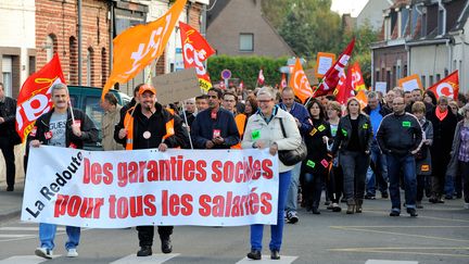 Des salari&eacute;s de La Redoute manifestent, le 22 octobre 2013, &agrave; Roubaix (Nord), pour demander des garanties avant la cession de leur entreprise. (PHILIPPE HUGUEN / AFP)