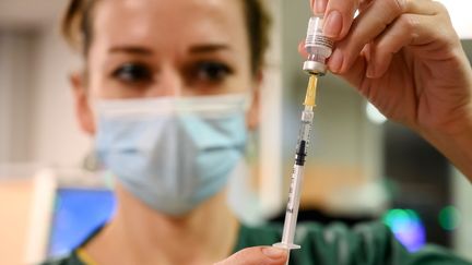 Un membre du personnel soignant prépare une dose du vaccin contre le Covid-19, le 13 janvier 2021, à&nbsp;Aulnay-sous-Bois (Seine-Saint-Denis). (BERTRAND GUAY / AFP)