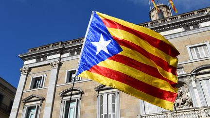 Un drapeau catalan, le 30 octobre 2017, à Barcelone.&nbsp; (ANDREJ SOKOLOW / AFP)