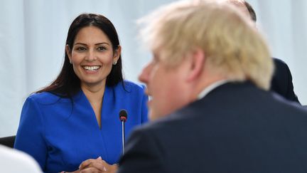 La ministre de l'Intérieur britannique, Priti Patel, en face du Premier ministre Boris Johnson, lors d'un Conseil des ministres à l'université de&nbsp;Sunderland, le 31 janvier 2020, jour où le Royaume-Uni a formellement quitté l'Union européenne. (PAUL ELLIS / POOL / AFP)