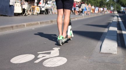 Un utilisateur de trottinette électrique en libre service circule sur une piste cyclable, à Paris. (AURÉLIEN ACCART / RADIO FRANCE)