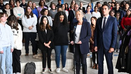 La Première ministre Élisabeth Borne avec Gabriel Attal, dans le collège de Conflans-Sainte-Honorine, le 16 octobre 2023. (BERTRAND GUAY / POOL)