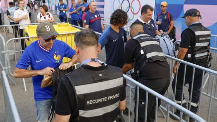 Des agents de sécurité privée à l'entrée du stade Vélodrome, à Marseille, avant le match France-États-Unis, le 24 juillet 2024. (SPEICH FREDERIC / MAXPPP)