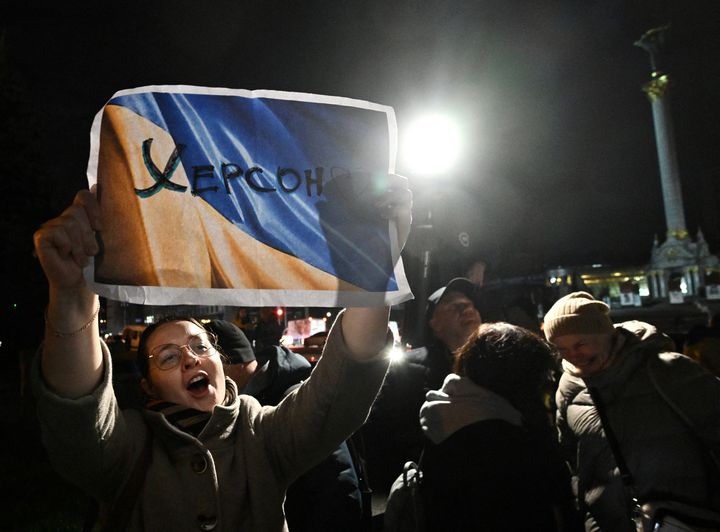 Une manifestante brandie une pancarte "Kherson", le 11 novembre 2022 à Kiev (Ukraine). (GENYA SAVILOV / AFP)