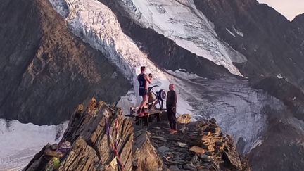 L'ancien militaire britannique&nbsp;et son rameur sur un flanc du&nbsp;sommet du mont Blanc. Il l'a abandonné au refuge&nbsp;Vallot à 4 362 mètres d'altitude.&nbsp; (Mairie de Saint-Gervais Les Bains - DR)