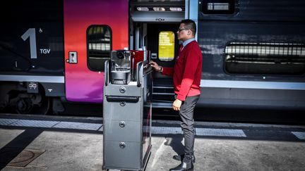 Un employé de la SNCF sur un quai de la gare de Lyon, à Paris, le 20 septembre 2018. (STEPHANE DE SAKUTIN / AFP)