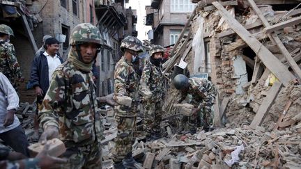 Des soldats n&eacute;palais fouillent les d&eacute;combres des immeubles de Katmandou, le 27 avril 2015. (BULENT DORUK / ANADOLU AGENCY / AFP)