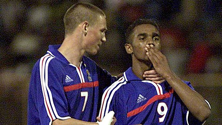 Champions du monde des -17 ans en 2001, Anthony Le Tallec (&agrave; gauche) et Florent Sinama-Pongolle n'ont jamais r&eacute;ussi &agrave; s'imposer &agrave; Liverpool. (JUAN BARRETO / AFP)