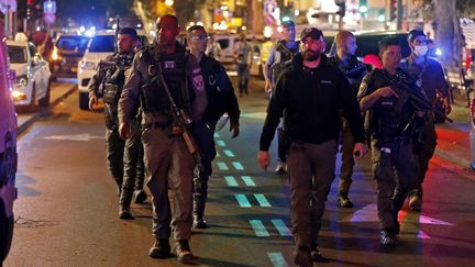 Les forces de sécurité sur les lieux d'une fusillade dans le centre-ville de Tel Aviv, en Israël, le 7 avril 2022. (AHMAD GHARABLI / AFP)