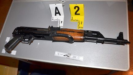 Une photo de kalashnikov diffus&eacute;e le 18 janvier 2013 par la gendarmerie apr&egrave;s une saisie dans un laboratoire de coca&iuml;ne, &agrave; Marseille (Bouches-du-Rh&ocirc;ne).&nbsp; (GENDARMERIE NATIONALE / AFP)