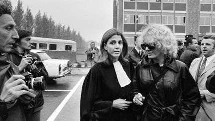 Gisèle Halimi, aux côtés de l'actrice&nbsp;Delphine Seyrig, le 11 octobre 1972 lors du procès de Marie-Claire Chevalier, au tribunal de Bobigny. (MICHEL CLEMENT / AFP)