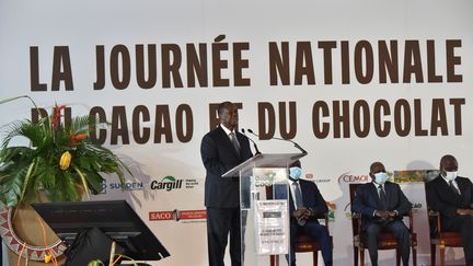 Le président ivoirien Alassane Ouattara annonce une hausse des prix payés aux producteurs de cacao à l'occasion du lancement de la récolte cacaoyère, à Yamoussoukro (Côte d'Ivoire), le 1er octobre 2020. (SIA KAMBOU / AFP)