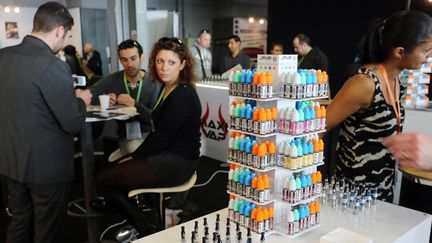 Des arômes aux fruits et aux bonbons pour cigarettes électroniques, lors de l'exposition Vapexpo, à Bordeaux, en 2014. (NICOLAS TUCAT / AFP)