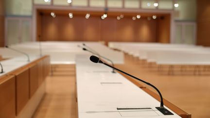 Une salle d'audience du tribunal de Paris, porte de Clichy.&nbsp;Les plaidoiries de la défense doivent se poursuivre jeudi 11 et vendredi 12 février au procès des policiers de la BAC du 18e arrondissement. (MANUEL COHEN / AFP)