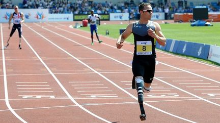 Le coureur sud-africain lors de la Coupe du monde paralympique, le 22 mai 2012 &agrave; Manchester (Royaume-Uni). (PAUL ELLIS / AFP)