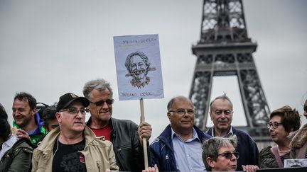 Un rassemblement du Collectif contre Dentexia le 9 mai 2016 à Paris. (THOMAS PADILLA / MAXPPP)