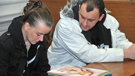 Sandrine et son &eacute;poux Franck Lavier, le 26 janvier 2012 au tribunal correctionnel de Boulogne-sur-Mer (Pas-de-Calais). (PHILIPPE HUGUEN / AFP)