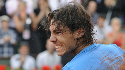 Le 6 juin 2010, Rafael Nadal prend sa revanche en finale face au Suédois Robin Soderling (6-4, 6-2, 6-4), qui l'avait éliminé en 2009 en huitièmes de finale porte d'Auteuil.&nbsp; (BERTRAND GUAY / AFP)