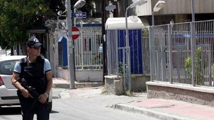 Un policier turc en train de patrouiller devant l'ambassade syrienne à Ankara (23-6-2012) (AFP - ADEM ALTAN )