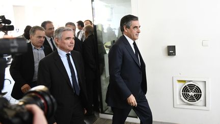 François Fillon arrive au siège des Républicains, lundi 24 avril 2017 à Paris. (MARTIN BUREAU / AFP)