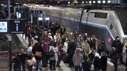 Des passagers à la gare de Lyon, à&nbsp;Paris, le 1er novembre 2012.&nbsp; (FRANÇOIS GUILLOT / AFP)