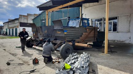 Des employés agricoles ukrainiens bricolent un tracteur pour le transformer en démineur. (MATHILDE DEHIMI / RADIO FRANCE)