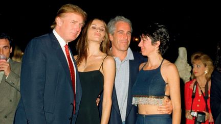 Le magnat de l'immobilier américain Donald Trump et sa future femme, Melania Knauss, en compagnie de Jeffrey Epstein et de son ex-compagne Ghislaine Maxwell, le 12 février 2000 au club privé Mar-a-Lago à Palm Beach, en Floride (Etats-Unis).&nbsp; (DAVIDOFF STUDIOS PHOTOGRAPHY / ARCHIVE PHOTOS / GETTY IMAGES)