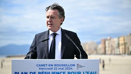 Le ministre de la Transition écologique présente le "plan de résilience pour l'eau" à Canet-en-Roussillon (Pyrénées-Orientales), le 22 mai 2024. (LIONEL BONAVENTURE / AFP)