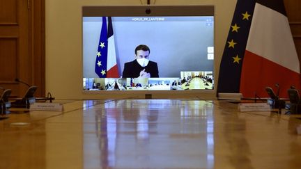 Emmanuel Macron&nbsp;lors d'un Conseil des ministres où il était en visioconférence,&nbsp;à Paris, le 21 décembre 2020.&nbsp; (JULIEN DE ROSA / AFP)