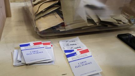 Un bureau de vote à Paris (Photo d'illustration). (GEOFFROY VAN DER HASSELT / AFP)