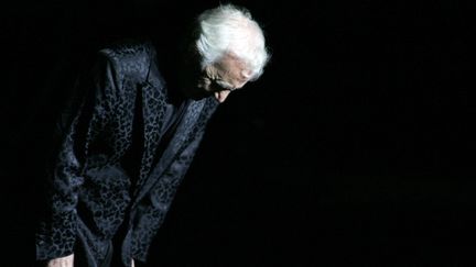 Charles Azanavour, disparu à 94 ans, le 1er octobre, a reçu un hommage national aux Invalides vendredi 5 octobre. Ici, sur scène au 45e festival de Carthage en Tunisie, le 21 juillet 2009 (MAXPPP)