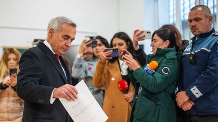 Le candidat roumain à la présidentielle, Calin Georgescu, vote lors des élections législatives dans un bureau de vote de Mogosoaia, près de Bucarest, le 1er décembre 2024. (MIHAI BARBU / AFP)