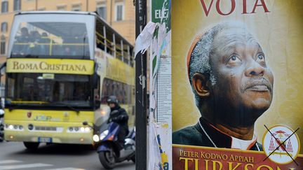 Une fausse affiche demandant au conclave d'&eacute;lire le cardinal du Ghana, Peter Turkson comme futur pape, sont coll&eacute;es sur un mur &agrave; Rome (Italie), le 1er mars 2013. (ALBERTO PIZZOLI / AFP)