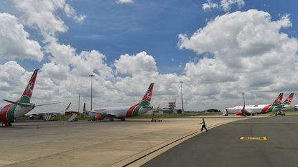 Le 3 avril 2020, les avions de la compagnie Kenya Airways bloqués sur le Tarmac de l'aéroport international de Nairobi. Le Kenya, dont l'économie dépend beaucoup du tourisme, a dû comme les autres pays stopper tous les vols de la compagnie nationale en raison de la pandémie.&nbsp; (TONY KARUMBA / AFP)