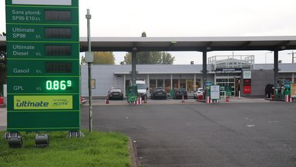 Une station service sur l'A25, entre Lille et Dunkerque, le 13 octobre 2022. (FRANCOIS CORTADE / RADIO FRANCE)